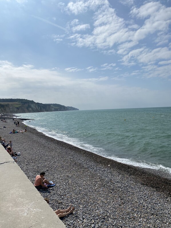 Beach nearby, sun loungers, beach towels