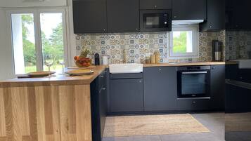 Jääkaappi, mikroaaltouuni, uuni, liesi