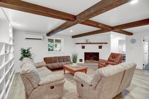 Smart-TV, peis og bøker