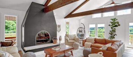 Smart-tv, een open haard en boeken