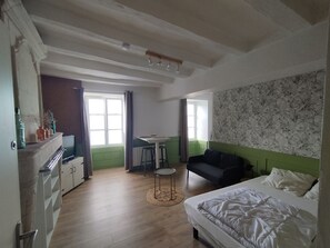 1 makuuhuone, työpöytä, Wi-Fi, vuodevaatteet