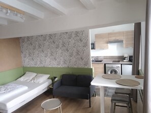 1 bedroom, desk, WiFi, bed sheets