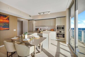 Réfrigérateur, four à micro-ondes, un four, surface de cuisson