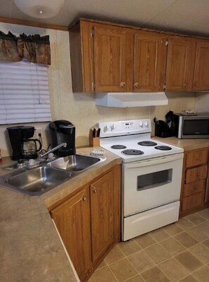 Fridge, microwave, oven, stovetop - Run Away Charters fishing lodge (Buras)