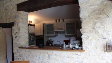 Réfrigérateur, micro-ondes, four, plaque de cuisson