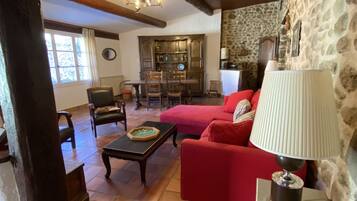 Télévision, jeux vidéo, lecteur de DVD, baby-foot