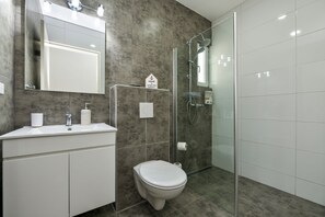 Douche, sèche-cheveux, serviettes fournies, savon