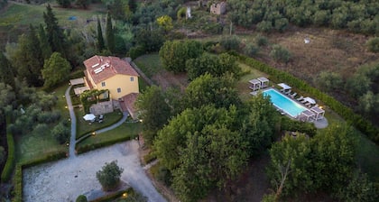 Casa Lucchese, a farmhouse apartment with pool on the hills of Lucca