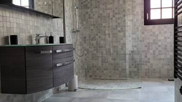 Apartemen | Kamar mandi | Shower, pancuran hujan, dan handuk