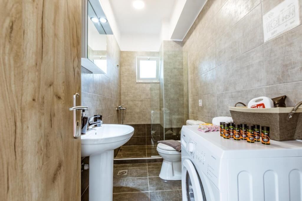 Regadera, secadora de cabello, toallas, jabón 