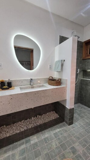 Dusj, hårføner, håndklær og såpe