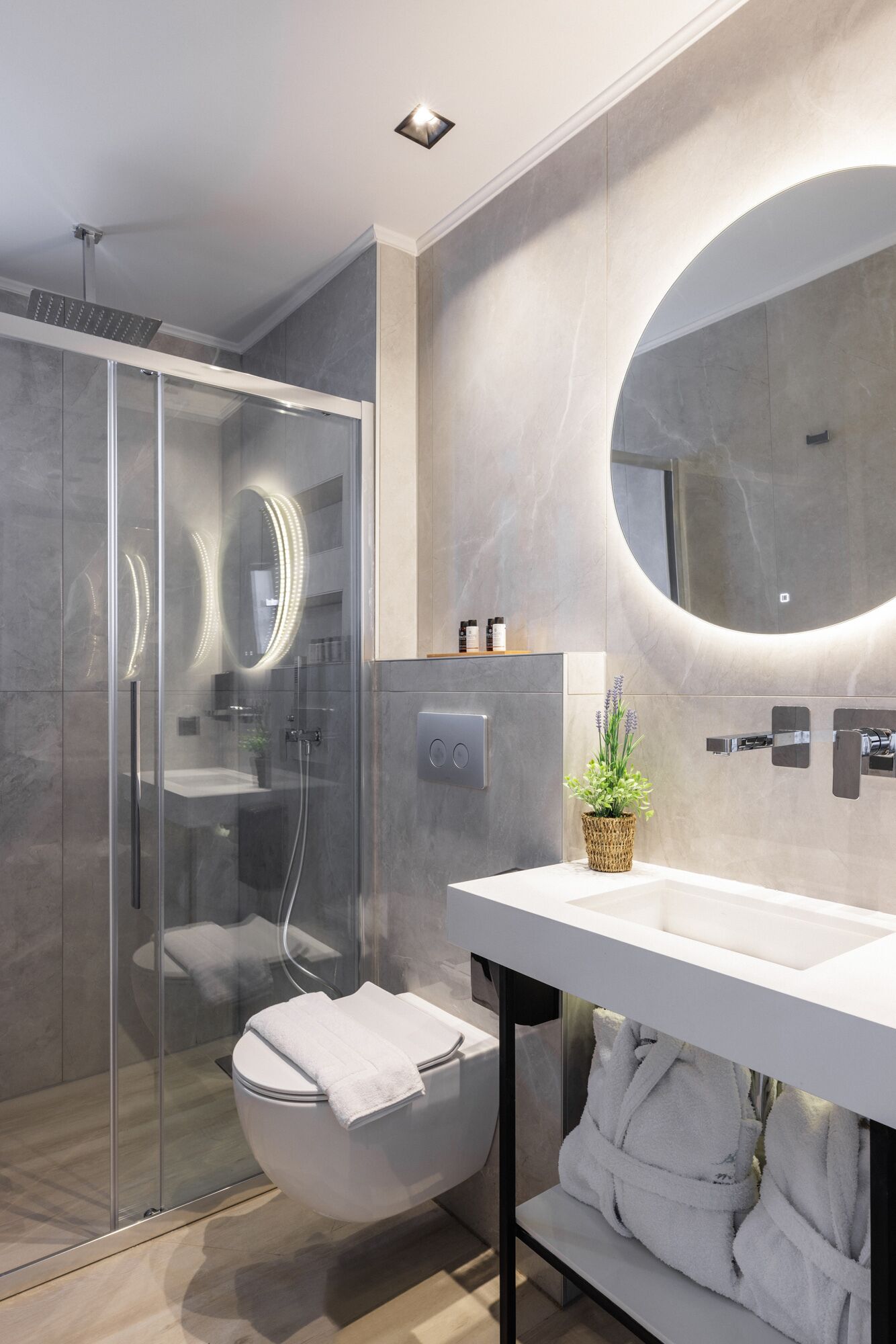 Ducha, artículos de tocador gratuitos, secador de pelo, toallas