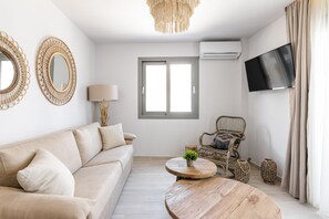Hypo-allergenic bedding, free WiFi - Amalthia Luxury Suites (Kassandra)