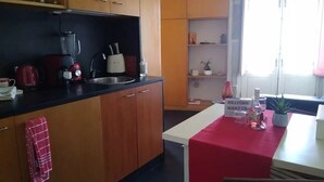 Kaffetrakter/tekoker, kjøleskap, mikrobølgeovn og ovn