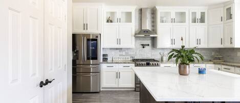 冷蔵庫、電子レンジ、オーブン、コンロ