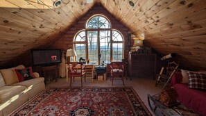 Smart-TV, Tischfußball, Tischtennisplatte, Bücher