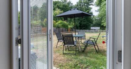 Cozy One Bedroom Cottage With Spacious Garden + BBQ