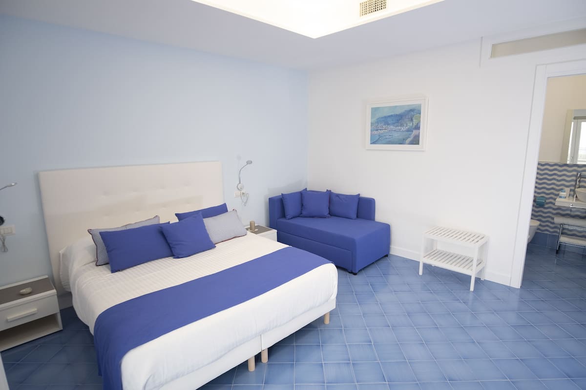 Comfort Triple Room | Down duvets, pillow-top beds, in-room safe, laptop workspace