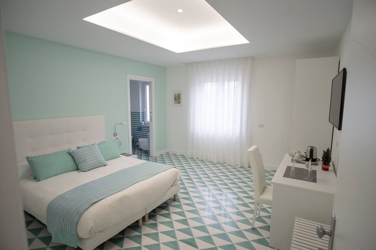 Economy Room | Down duvets, pillow-top beds, in-room safe, laptop workspace