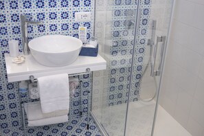 Chambre Deluxe double | Salle de bain | Douche, douche cascade, articles de toilette (gratuits)