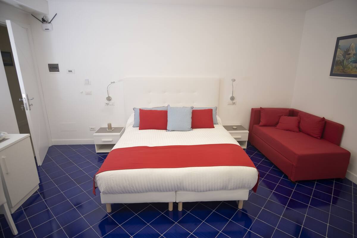 Comfort Triple Room | Down duvets, pillow-top beds, in-room safe, laptop workspace