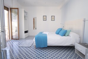Deluxe Double Room | Down comforters, pillowtop beds, in-room safe, individually decorated - DOMUS SOLE (Sorrento)