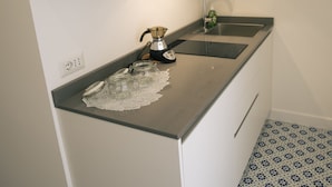Deluxe Double Room | Private kitchen | Coffee/tea maker, electric kettle, freezer - DOMUS SOLE (Sorrento)