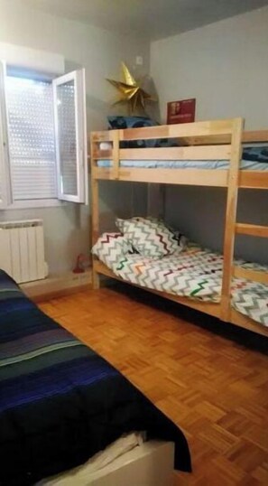 4 chambres, fer et planche à repasser, Wi-Fi