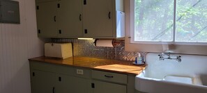 Ducha, secador de pelo, toallas y jabón