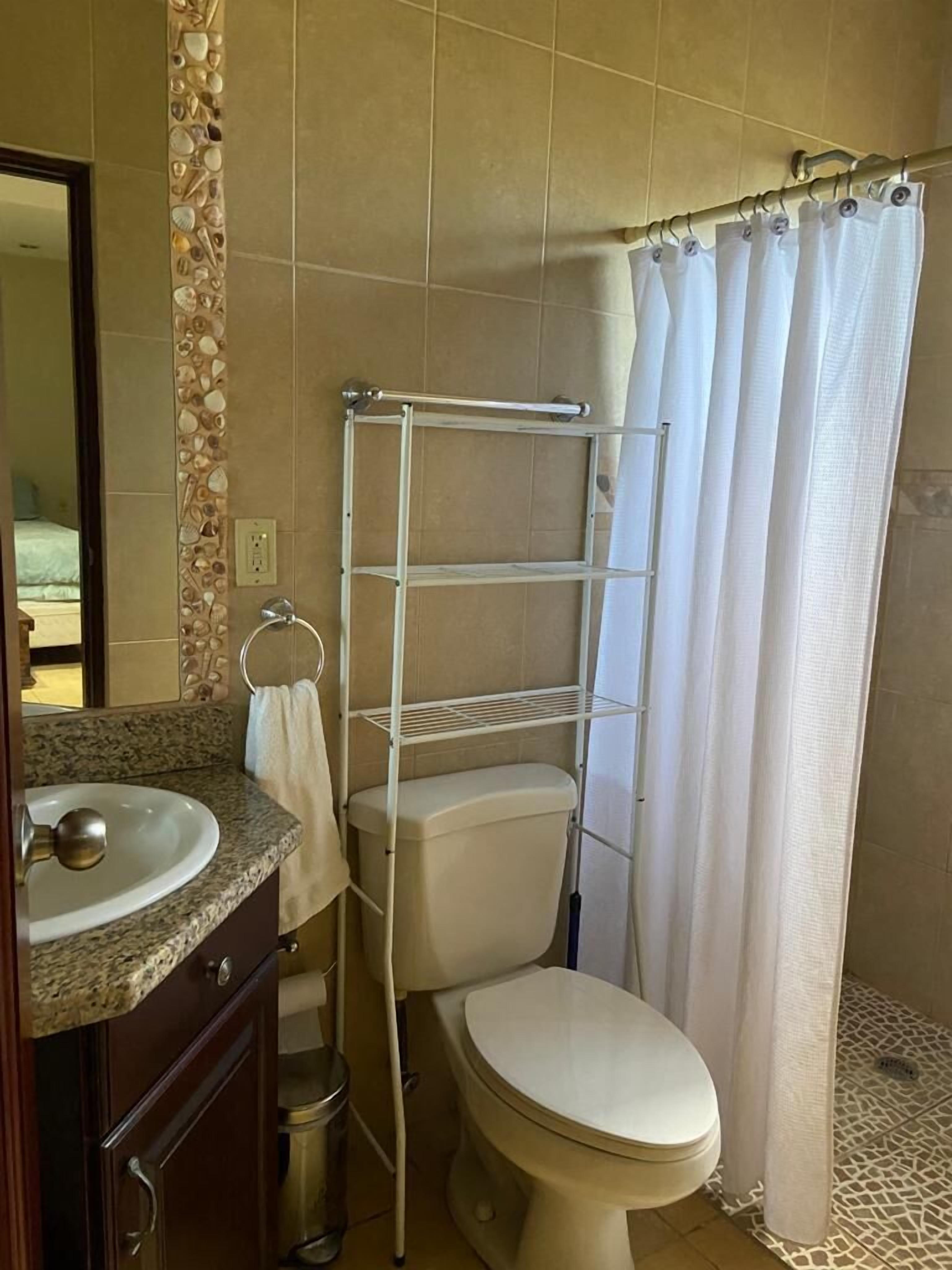 Deluxe House | Bathroom | Free toiletries, hair dryer