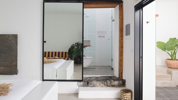 A modern bathroom with a glass shower, a toilet, and a sink. - Casa de las Flores - Hotel Boutique Lanzarote (Teguise)