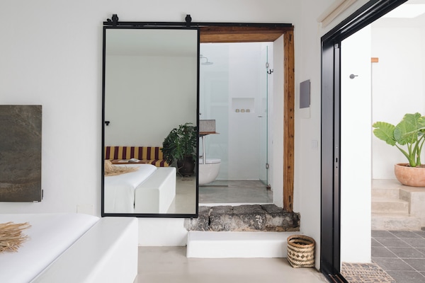 Suite El Patio | Salle de bain | Douche, douche cascade, articles de toilette griffés, séchoir à cheveux