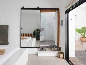 Suite El Patio | Badezimmer | Dusche, Regendusche, Designer-Toilettenartikel, Haartrockner