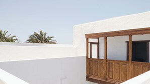 A white building with a wooden balcony. - Casa de las Flores - Hotel Boutique Lanzarote (Teguise)