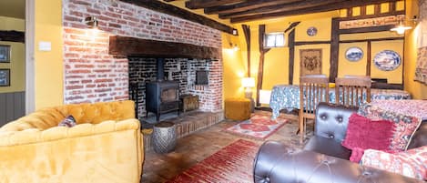 TV, fireplace