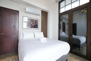 2 bedrooms, iron/ironing board, WiFi, bed sheets