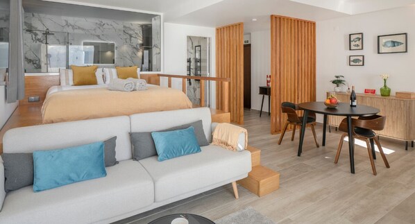 Tabla de planchar con plancha, wifi y ropa de cama 
