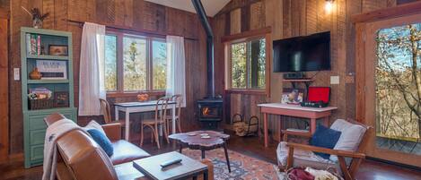 Televisión, chimenea, libros y biblioteca musical