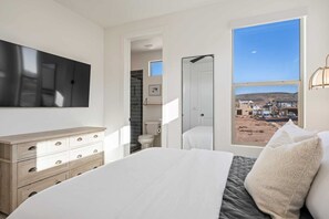 5 bedrooms, desk, iron/ironing board, travel crib