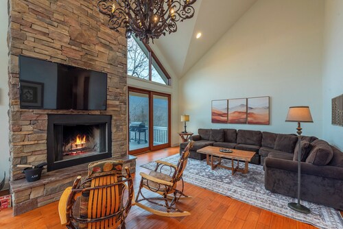Riverrun Retreat Vacation Home -Multi family/group. Mt. Mitchell Views