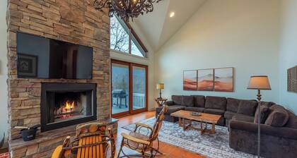 Riverrun Retreat Vacation Home -Multi family/group. Mt. Mitchell Views