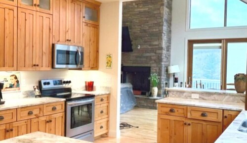 Riverrun Retreat Vacation Home -Multi family/group. Mt. Mitchell Views