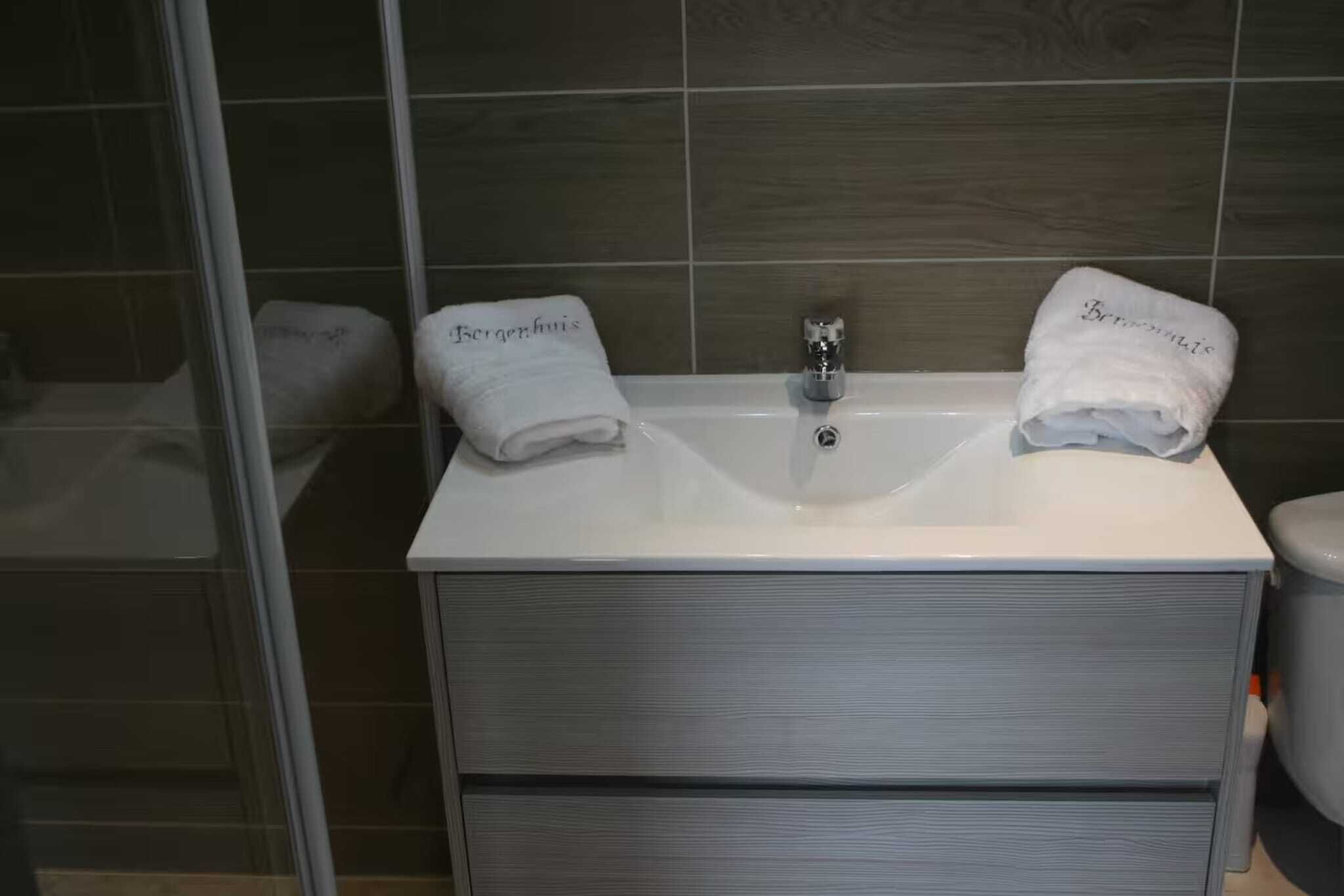 Een haardroger, handdoeken