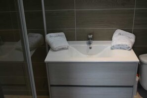 Hårføner, håndklær, såpe og sjampo