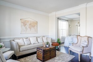 Una Smart TV, una chimenea, libros, un reproductor estéreo