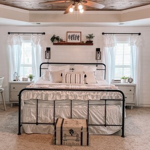 5 chambres, bureau, fer et planche à repasser, lit de bébé portatif