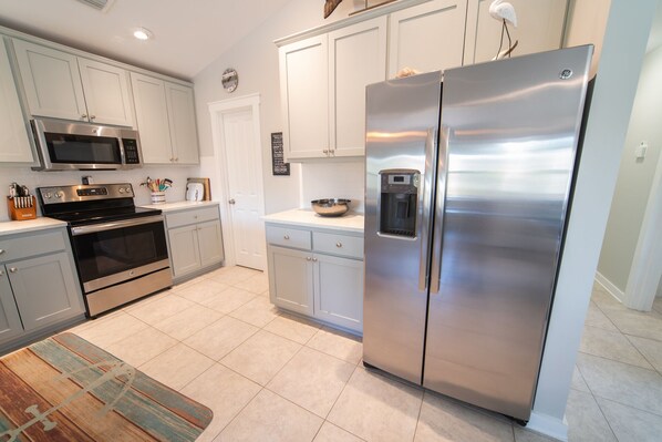 Refrigerador, microondas, horno y parrilla de estufa 