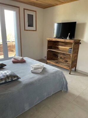 1 bedroom, travel cot, WiFi, bed sheets
