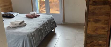 1 chambre, lit parapluie, Wi-Fi, draps fournis