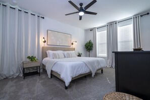 6 Schlafzimmer, Schreibtisch, Bügeleisen/Bügelbrett, Reisekinderbett